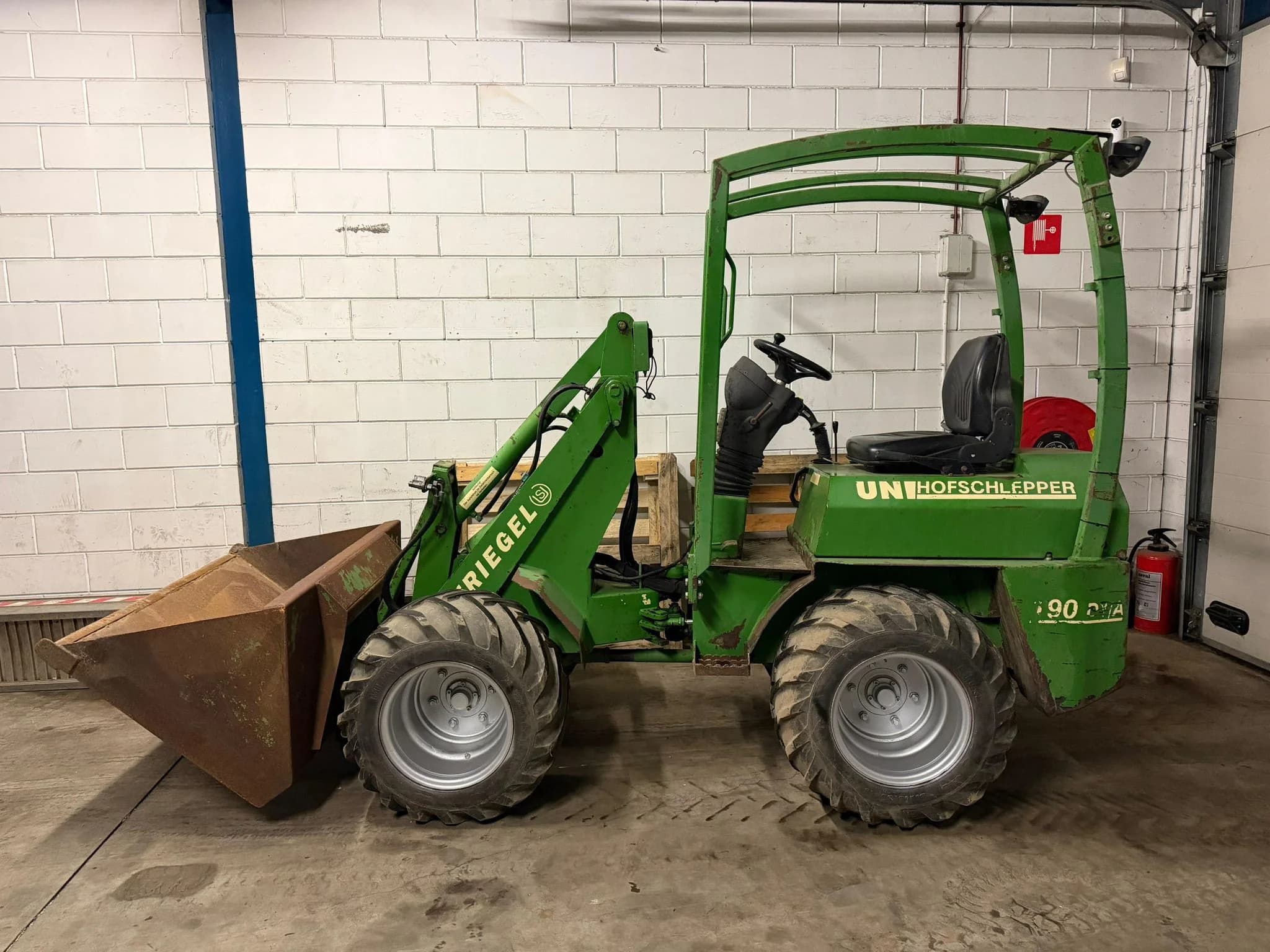 UNI Hofschlepper Kompaktlader gebraucht Sauerland — Kettenstark